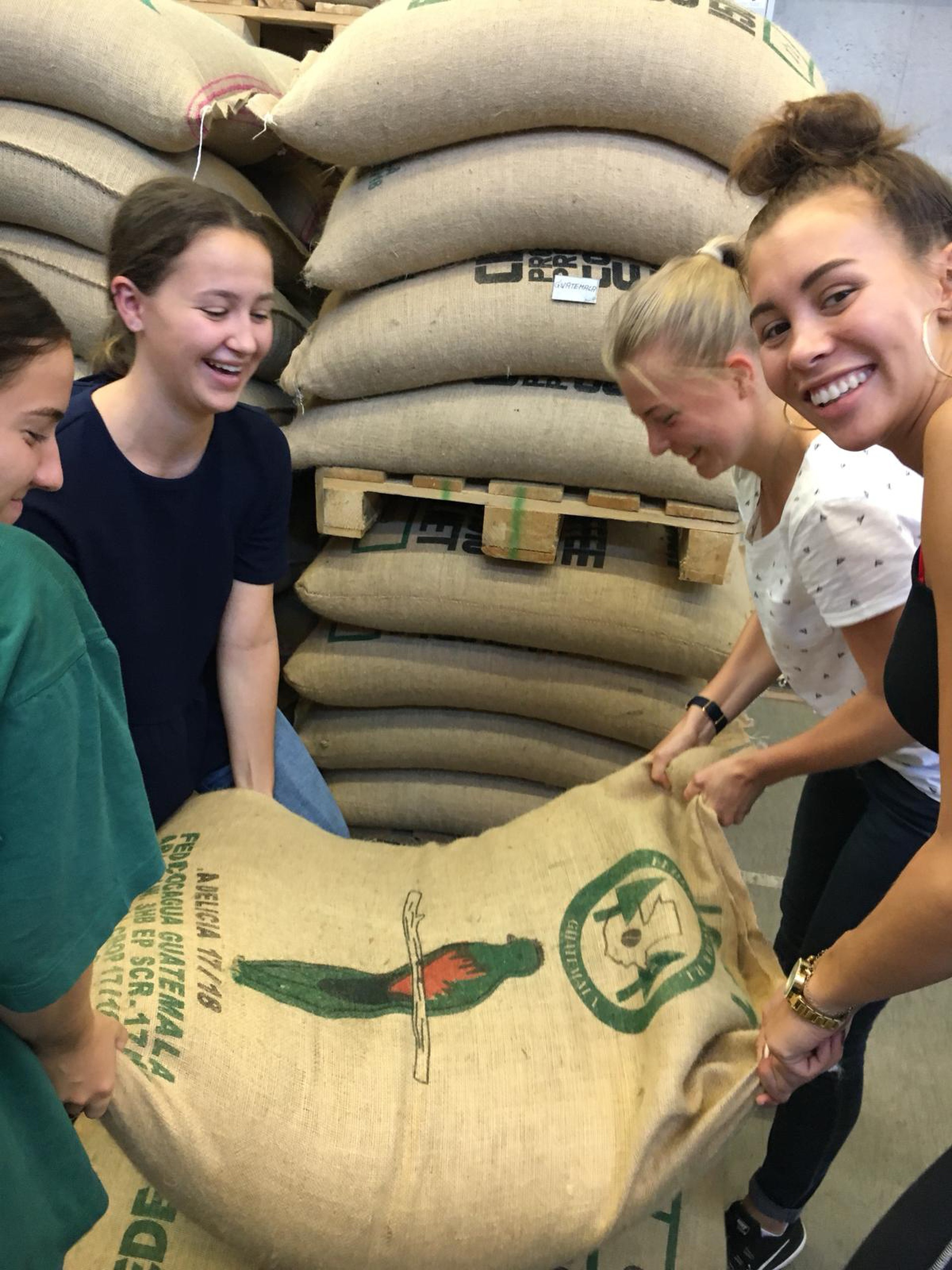 Von der Kirsche zum Kaffee   Lehrausgang der 3C zum Amann-Kaffee