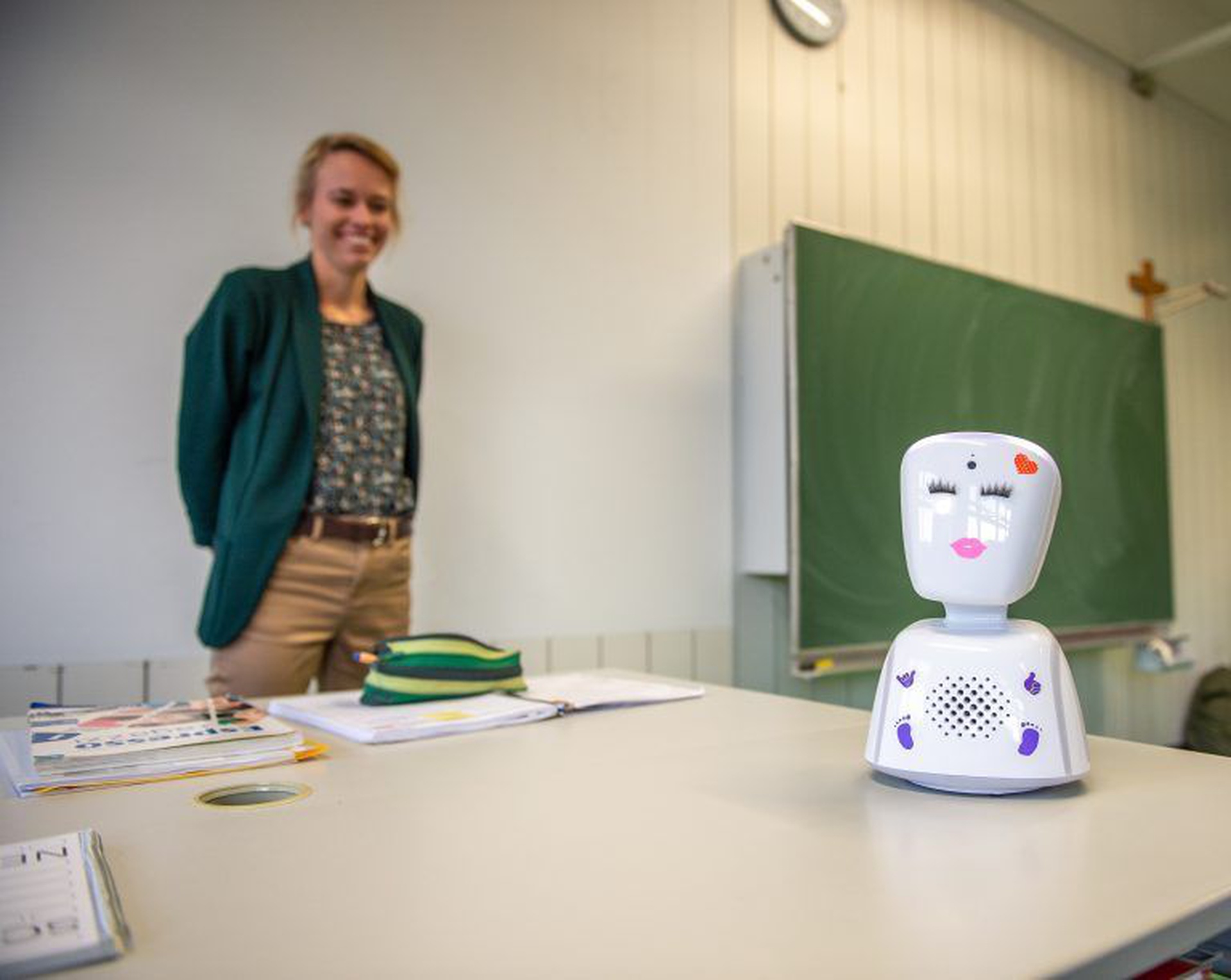 Mini-Roboter vertritt erkrankte Schülerin in der Klasse