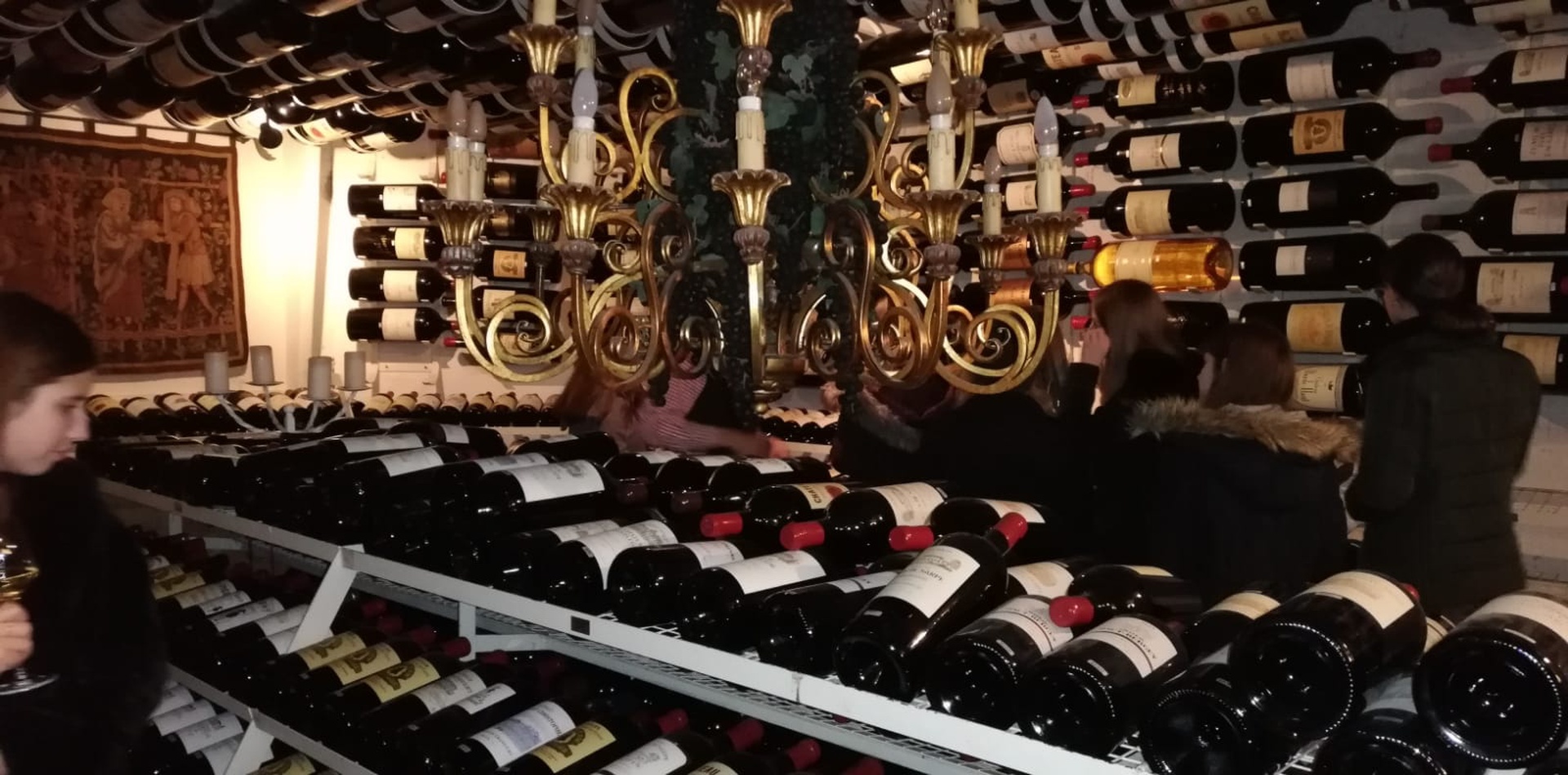 Wein soweit das Auge reicht   Exkursion in den Großflaschenkeller St. Christoph