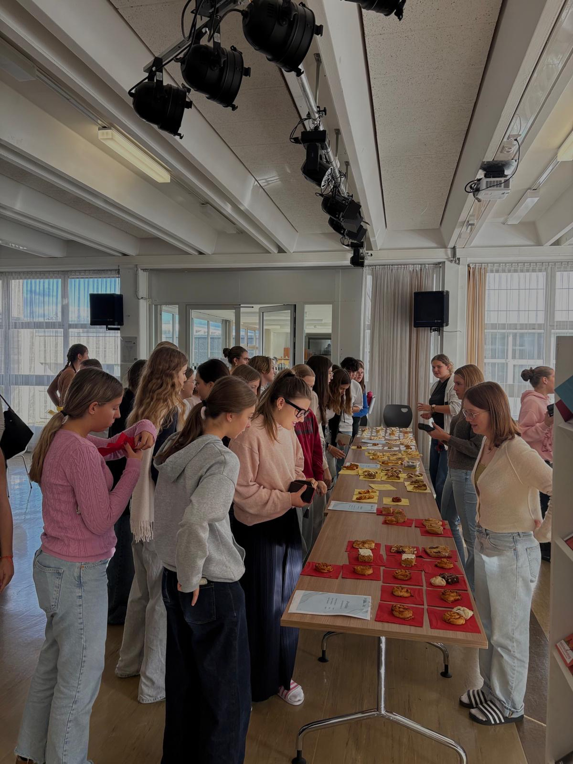 Herbstlicher Kuchenverkauf von der 3A