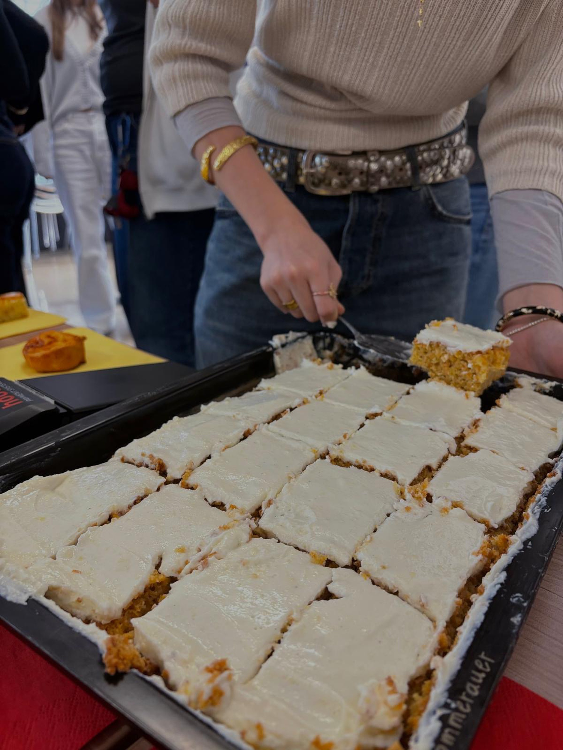 Herbstlicher Kuchenverkauf von der 3A