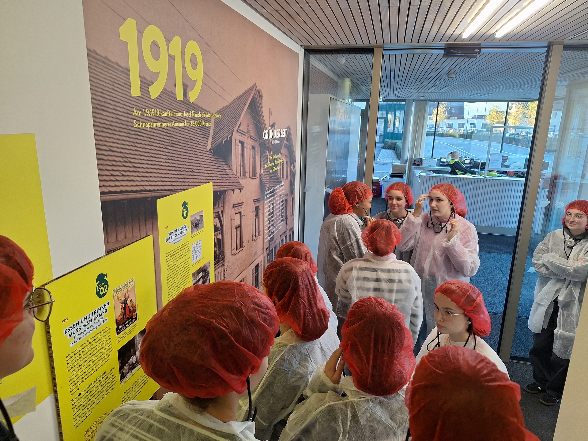 „Ohne Rauch geht’s nicht“ - Besuch der 2C beim Unternehmen Rauch Fruchtsäfte in Rankweil